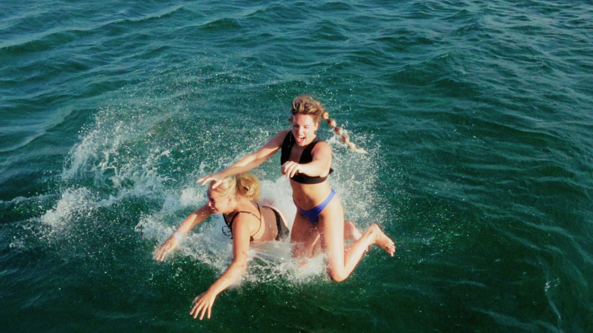 23014_Hopie House Boat_Aftremovie_V1_STILL-38